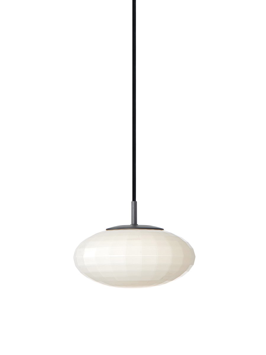 Mesh Ø20 Opal Taklampe Fra Halo Design - Resultatet er en serie lamper som sprer lys samtidig som de skaper et unikt spill av lysrefleksjoner.