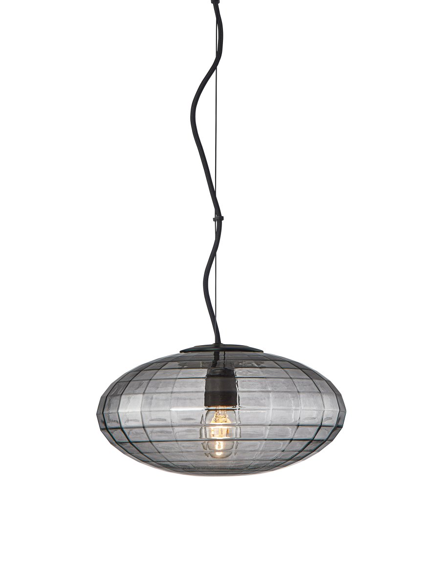 Mesh Ø28 Røyk Taklampe Fra Halo Design - Resultatet er en serie lamper som sprer lys samtidig som de skaper et unikt spill av lysrefleksjoner.