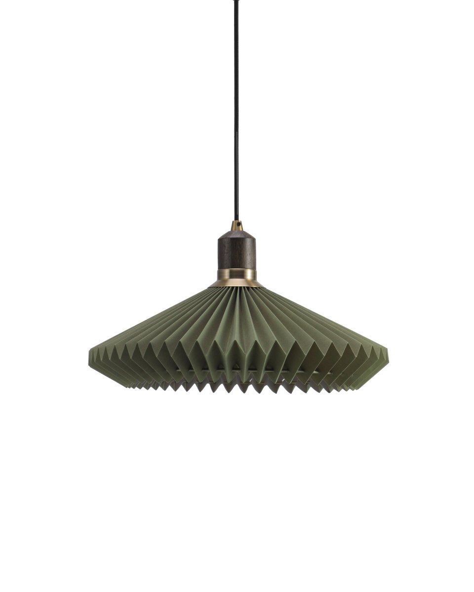 Paris Ø40 Skoggrønn Taklampe Fra Halo Design - Med en grønn plissert skjerm laget av stoff, en dekorativ topp i mørkbeiset eik og detaljer i antikk messing, skaper Paris en stilig balanse mellom myke og robuste elementer.