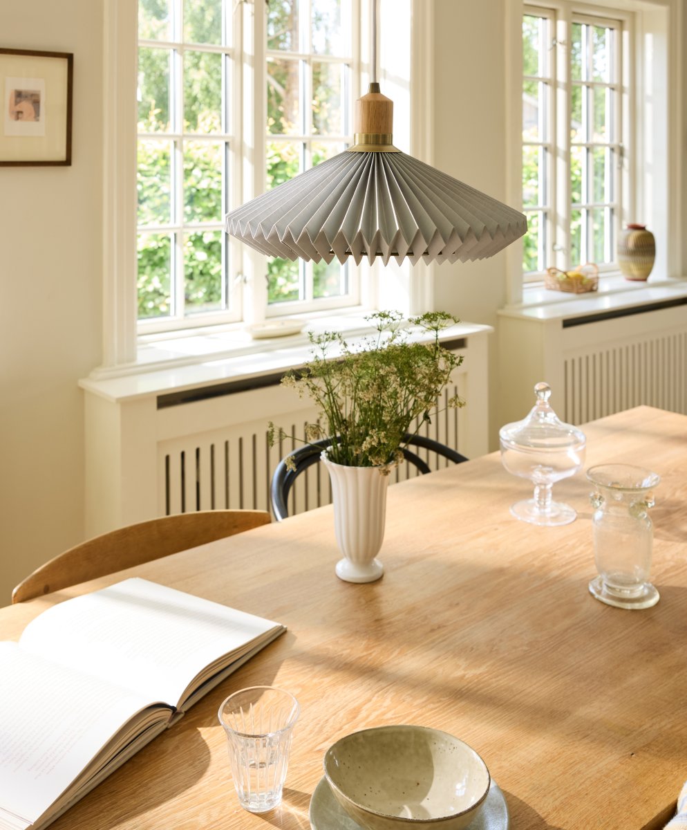 Paris Ø40 Grå Taklampe Fra Halo Design - Med sin diameter på 40 cm sprer Paris et mykt og behagelig lys som bidrar til en koselig atmosfære.