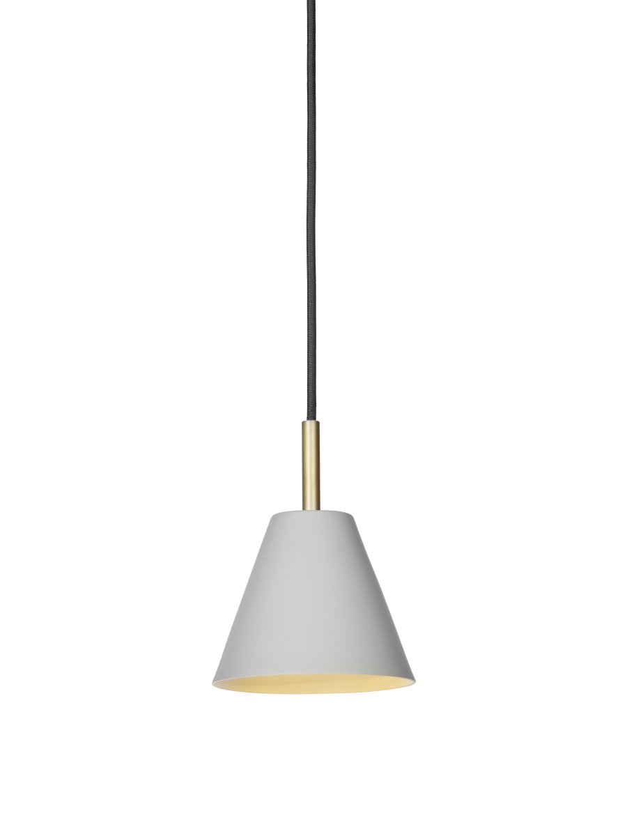 Hygge Ø12 Grå Taklampe Fra Halo Design - Den brede skjermen i en varm grå; finish gir et behagelig, rettet lys som skaper en innbydende atmosfære.