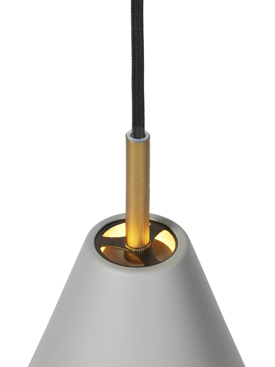 Hygge Ø12 Grå Taklampe Fra Halo Design - Den brede skjermen i en varm grå; finish gir et behagelig, rettet lys som skaper en innbydende atmosfære.