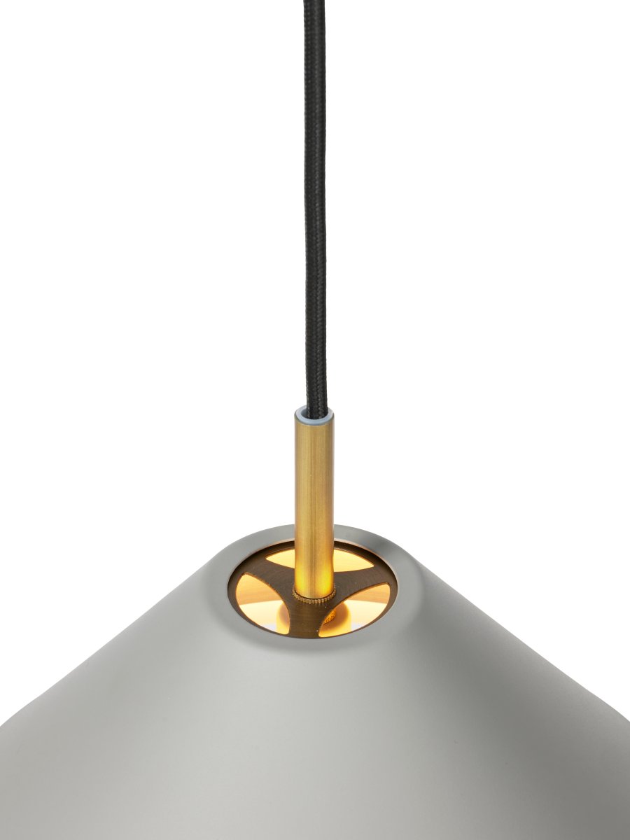 Hygge Ø40 Grå Taklampe Fra Halo Design - Den brede skjermen i en varm grå; finish gir et behagelig, rettet lys som skaper en innbydende atmosfære.