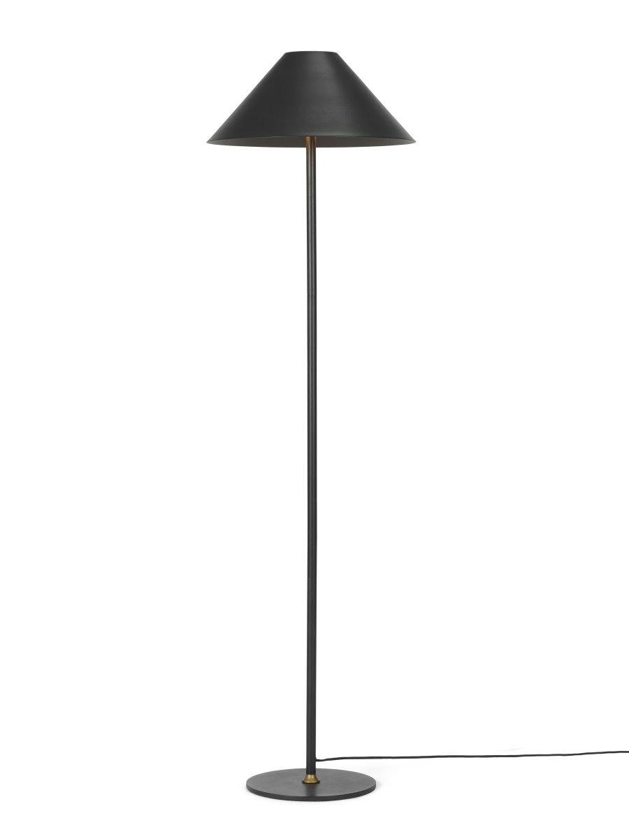 Zoom bilde av Hygge 1 140cm Svart gulvlampe Fra Halo Design - Hygge er en stilig gulvlampe som kombinerer skandinavisk minimalisme med et tidløst design.