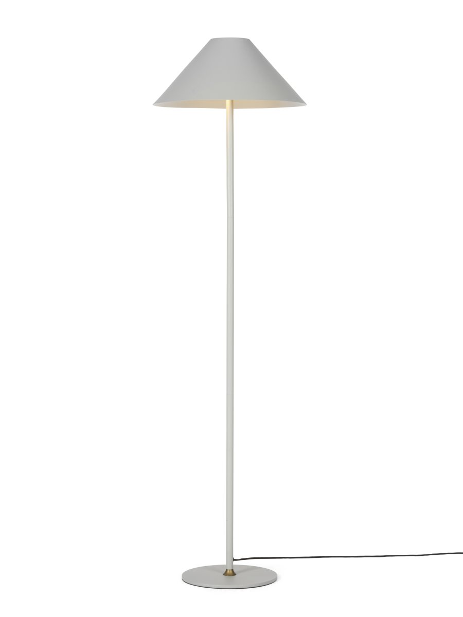 Hygge 1 140cm Grå gulvlampe Fra Halo Design - Hygge er en stilig gulvlampe som kombinerer skandinavisk minimalisme med et tidløst design.