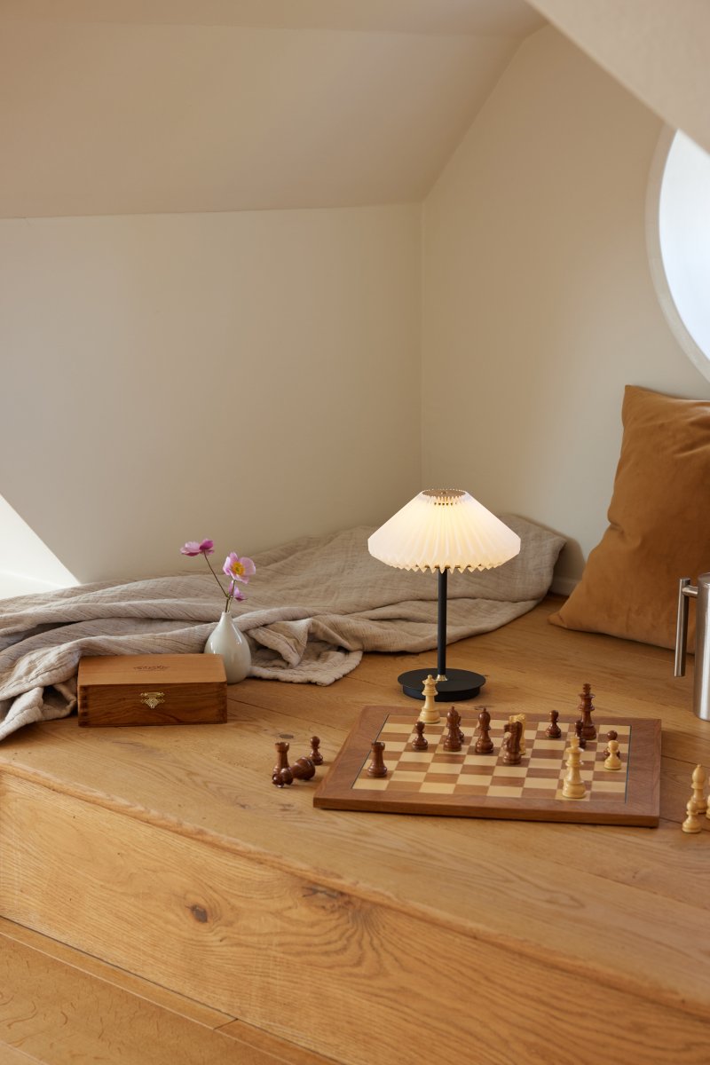 Paris 28cm Svart bærbar Fra Halo Design - Den er dimmebar og passer til ulike behov og stemninger, noe som gj&oslash;r den til en b&aring;de praktisk og stilig interi&oslash;rdetalj.