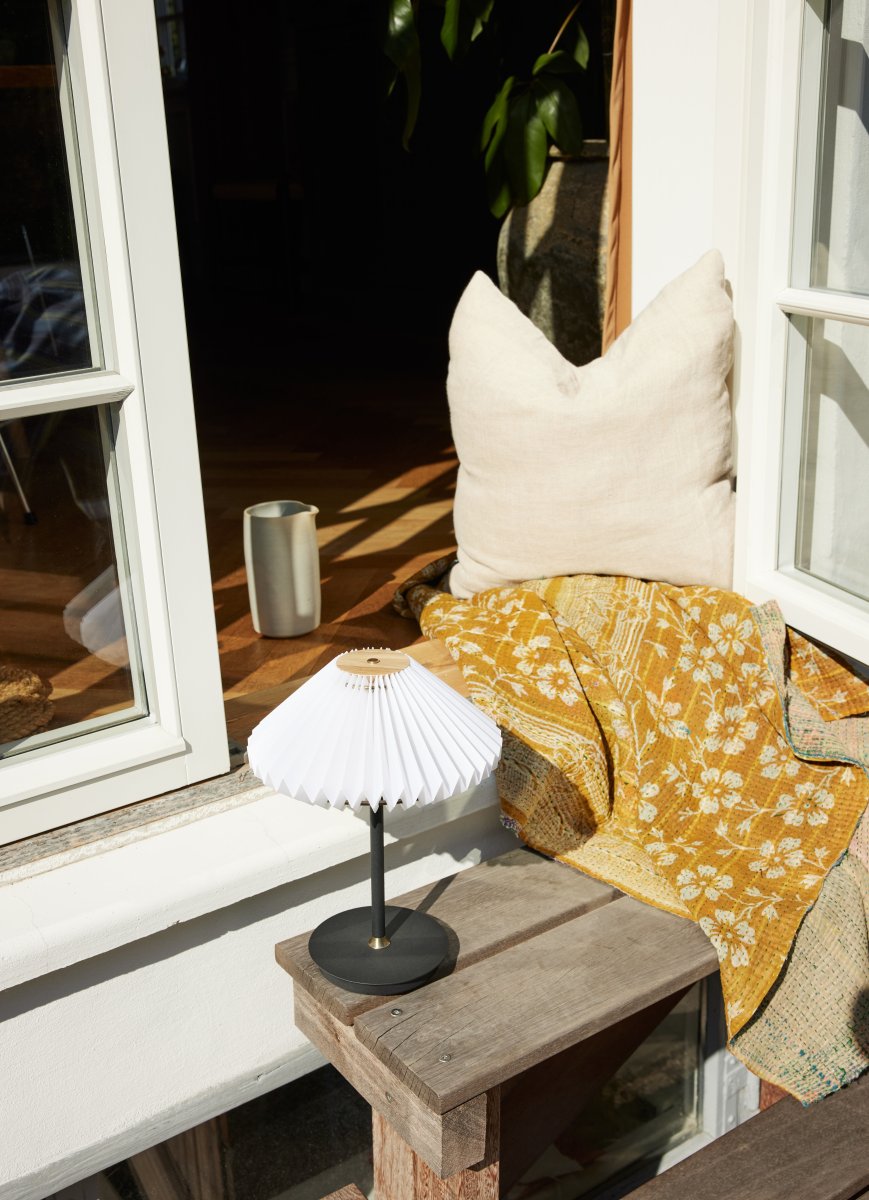 Paris 28cm Svart bærbar Fra Halo Design - Den er dimmebar og passer til ulike behov og stemninger, noe som gj&oslash;r den til en b&aring;de praktisk og stilig interi&oslash;rdetalj.