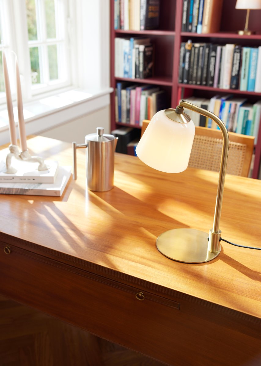 Room 49 40cm Antikk messing bordlampe Fra Halo Design - Rom 49 er ikke bare en lyskilde &ndash; det er en stilig interi&oslash;rdetalj som fremhever enhver plass.