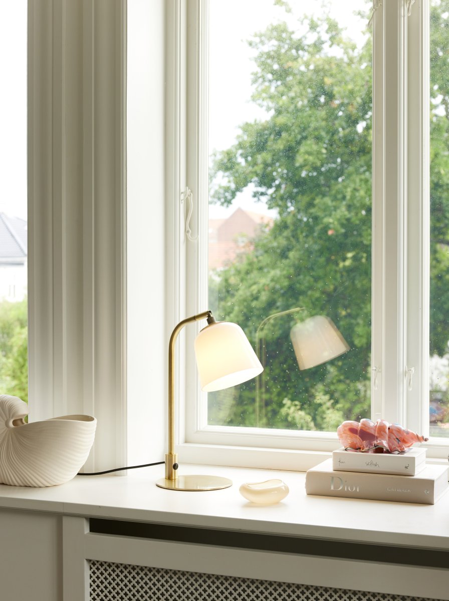 Room 49 40cm Antikk messing bordlampe Fra Halo Design - Rom 49 er ikke bare en lyskilde &ndash; det er en stilig interi&oslash;rdetalj som fremhever enhver plass.