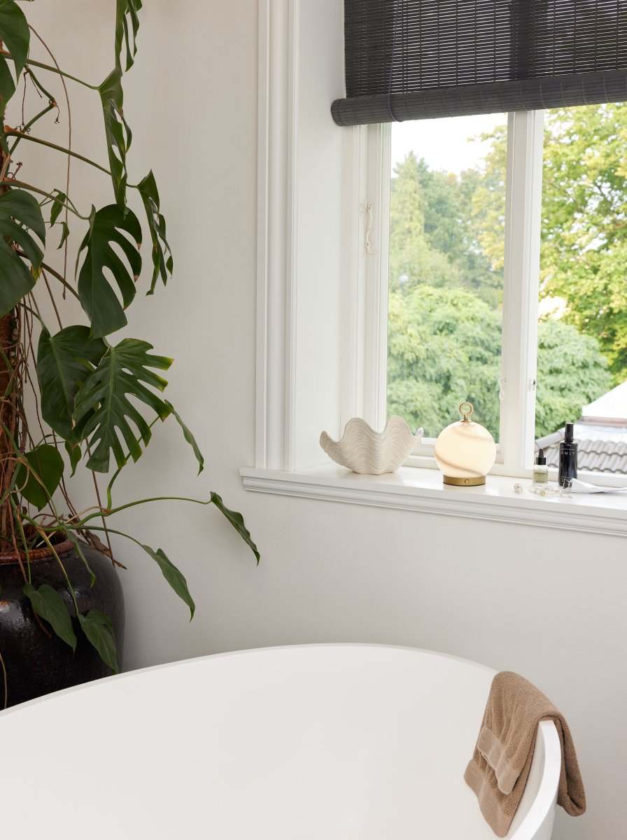 Stockholm 20cm Grå bærbar Fra Halo Design - Den er IP44-klassifisert og kan brukes både innendørs og utendørs (men bør oppbevares og lades innendørs).