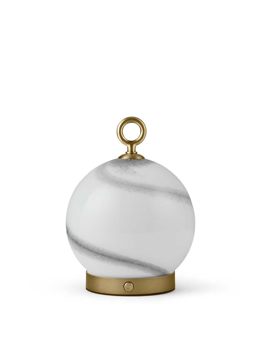 Stockholm 20cm Grå bærbar Fra Halo Design - Den er IP44-klassifisert og kan brukes både innendørs og utendørs (men bør oppbevares og lades innendørs).