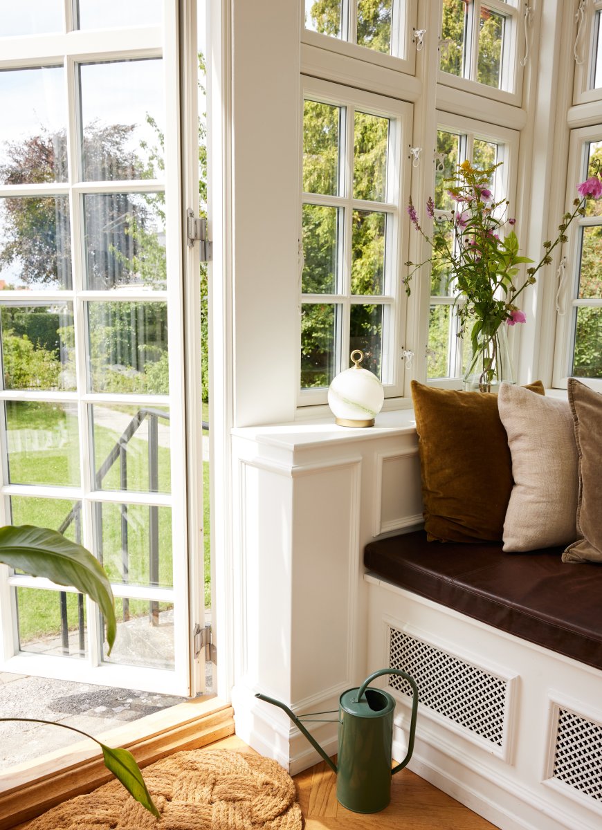 Stockholm 20cm Grønn bærbar Fra Halo Design - Den er IP44-klassifisert og kan brukes både innendørs og utendørs (men bør oppbevares og lades innendørs).