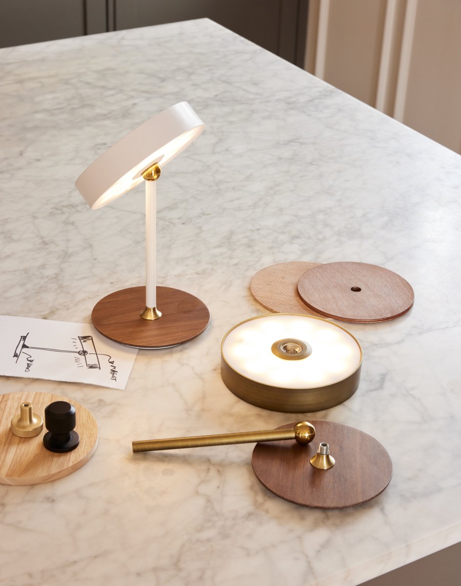 On The Move 20cm Hvit bærbar Fra Halo Design - Den sfæriske formen og magnetiske funksjonen gjør det enkelt å rotere og vinkle skjermen for rettet lys.