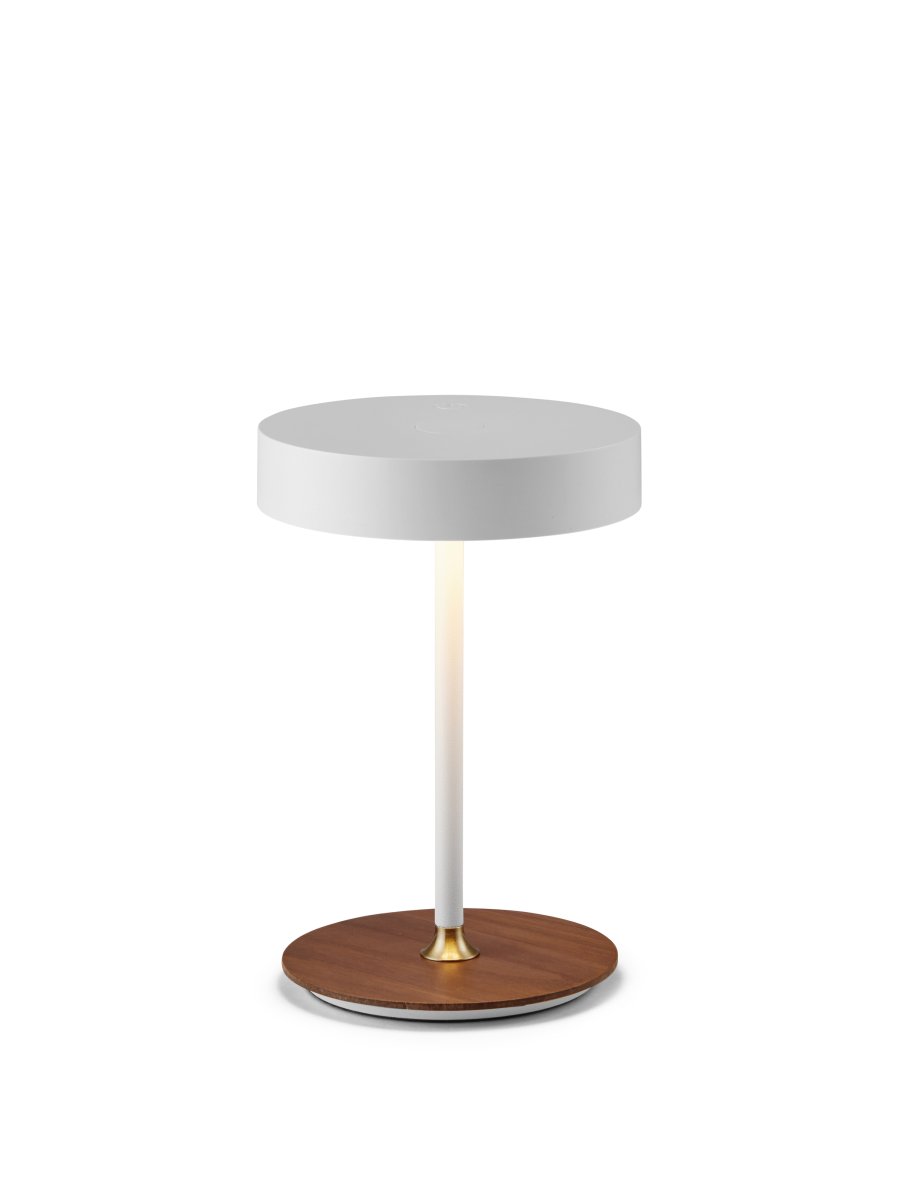 On The Move 20cm Hvit bærbar Fra Halo Design - Den sfæriske formen og magnetiske funksjonen gjør det enkelt å rotere og vinkle skjermen for rettet lys.