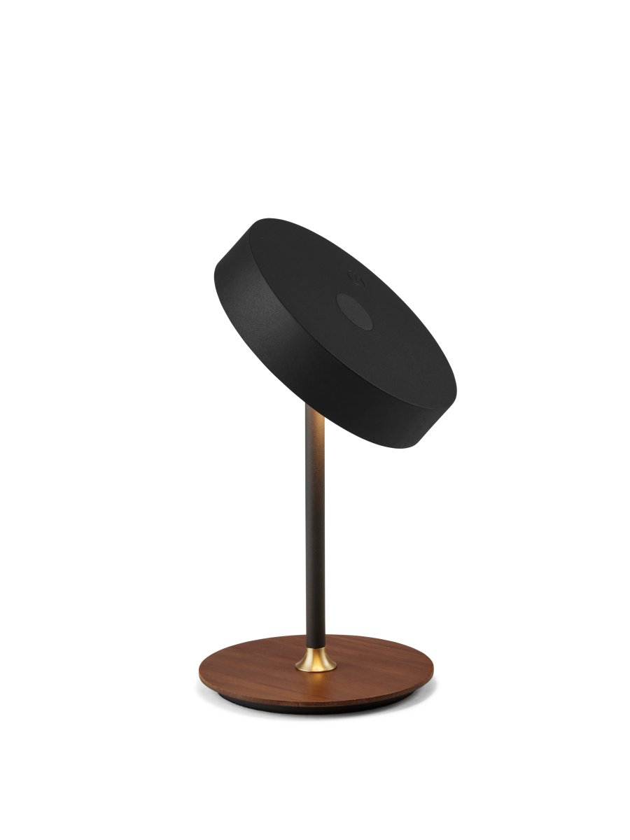 On The Move 20cm Svart bærbar Fra Halo Design - Den sfæriske formen og magnetiske funksjonen gjør det enkelt å rotere og vinkle skjermen for rettet lys.