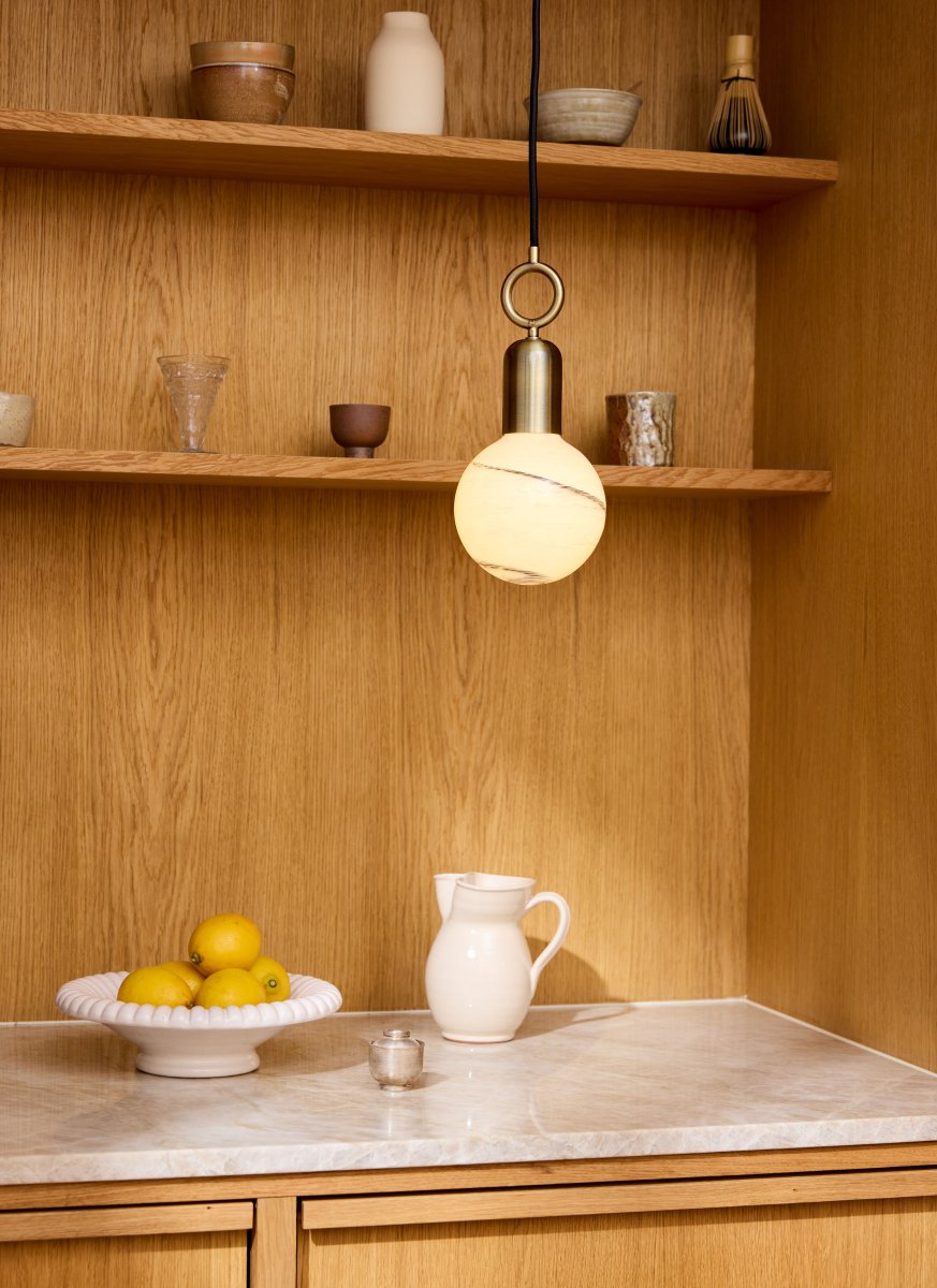 Stockholm Ø5 Antikk Taklampe Fra Halo Design - Med en vakker finish i antikk messing og en unik ringformet detalj, blir Stockholm et kunstnerisk innslag i interiøret ditt.