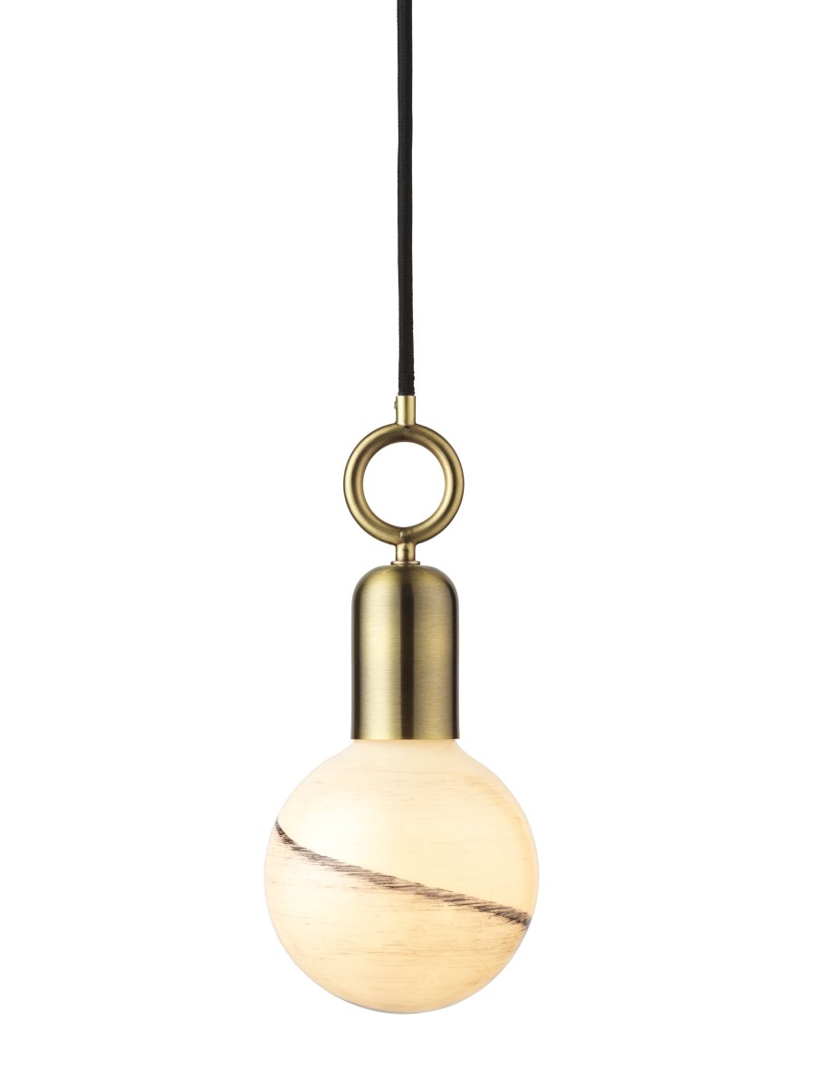 Stockholm Ø5 Antikk Taklampe Fra Halo Design - Med en vakker finish i antikk messing og en unik ringformet detalj, blir Stockholm et kunstnerisk innslag i interiøret ditt.