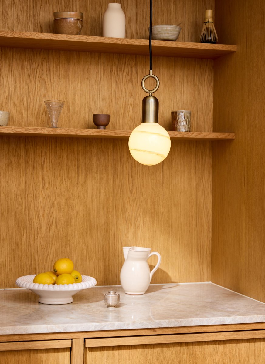 Stockholm Ø5 Antikk Taklampe Fra Halo Design - Med en vakker finish i antikk messing og en unik ringformet detalj, blir Stockholm et kunstnerisk innslag i interiøret ditt.