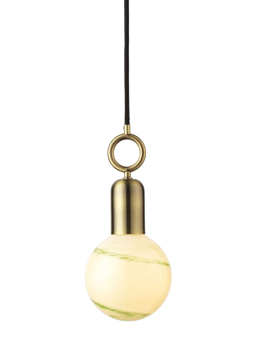 Stockholm Ø5 Antikk Taklampe Fra Halo Design - Med en vakker finish i antikk messing og en unik ringformet detalj, blir Stockholm et kunstnerisk innslag i interiøret ditt.