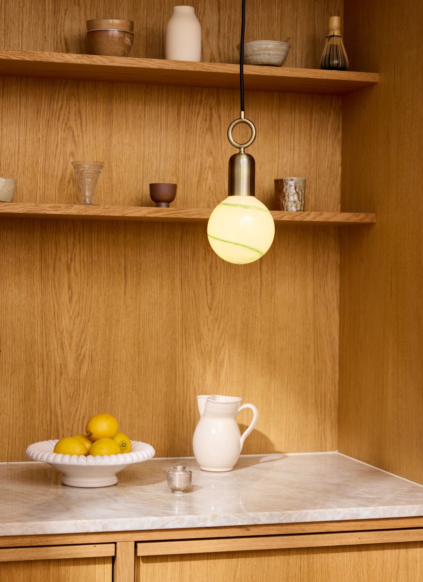Stockholm Ø5 Antikk Taklampe Fra Halo Design - Med en vakker finish i antikk messing og en unik ringformet detalj, blir Stockholm et kunstnerisk innslag i interiøret ditt.