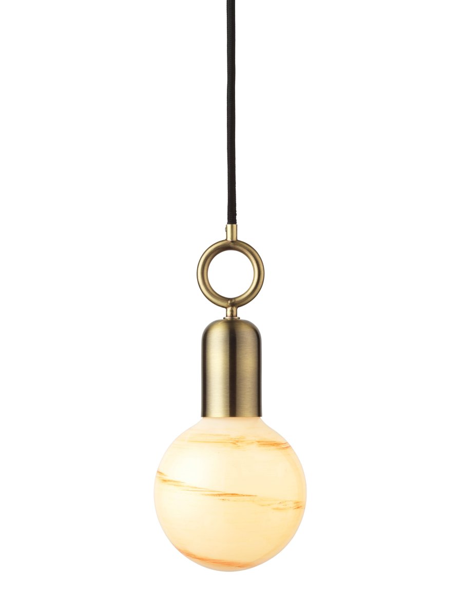Stockholm Ø5 Antikk Taklampe Fra Halo Design - Med en vakker finish i antikk messing og en unik ringformet detalj, blir Stockholm et kunstnerisk innslag i interiøret ditt.