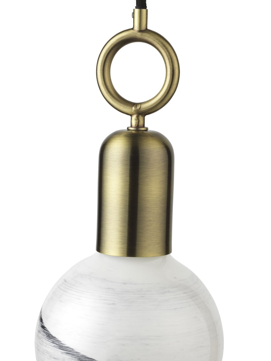 Stockholm Ø5 Antikk Taklampe Fra Halo Design - Med en vakker finish i antikk messing og en unik ringformet detalj, blir Stockholm et kunstnerisk innslag i interiøret ditt.