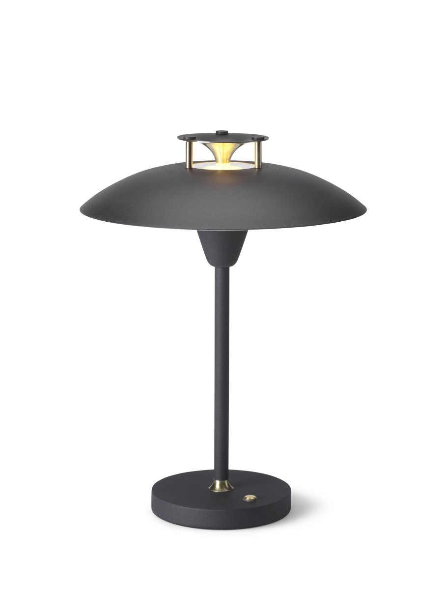 Stepp One-Two -Three 30cm Svart bærbar Fra Halo Design - Denne bærbare bordlampen i svart metall med elegante messingdetaljer kombinerer stil og funksjon.