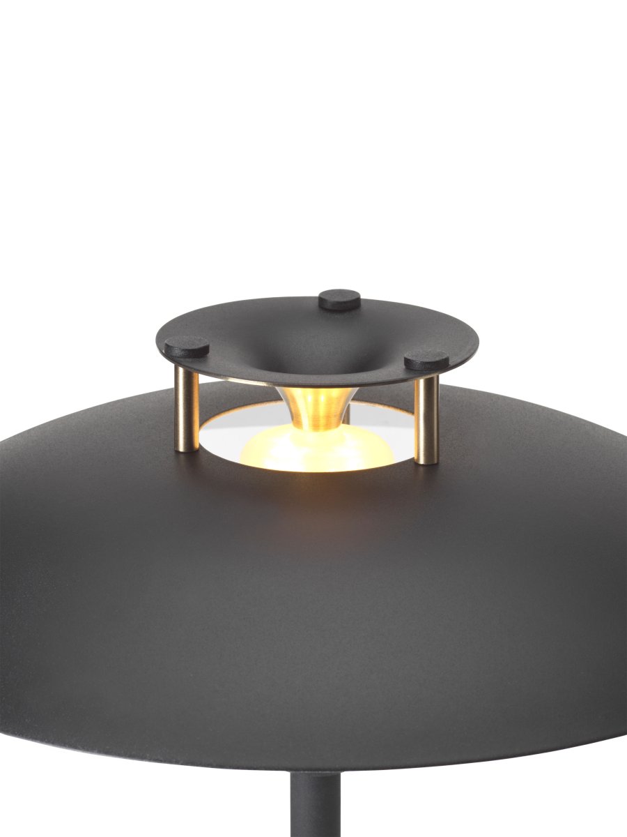 Stepp One-Two -Three 30cm Svart bærbar Fra Halo Design - Denne bærbare bordlampen i svart metall med elegante messingdetaljer kombinerer stil og funksjon.