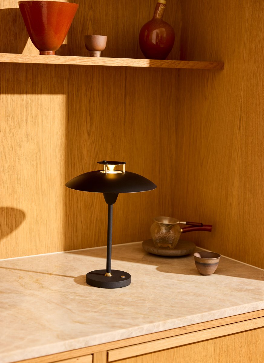 Stepp One-Two -Three 30cm Svart bærbar Fra Halo Design - Denne bærbare bordlampen i svart metall med elegante messingdetaljer kombinerer stil og funksjon.