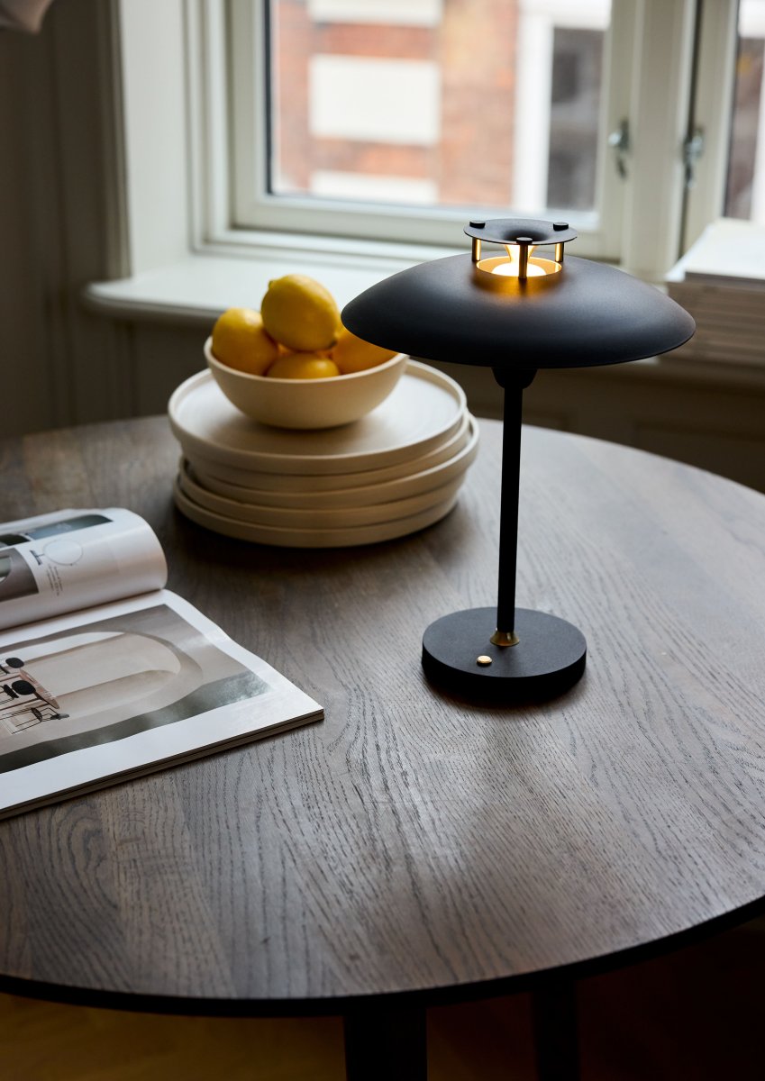 Stepp One-Two -Three 30cm Svart bærbar Fra Halo Design - Denne bærbare bordlampen i svart metall med elegante messingdetaljer kombinerer stil og funksjon.