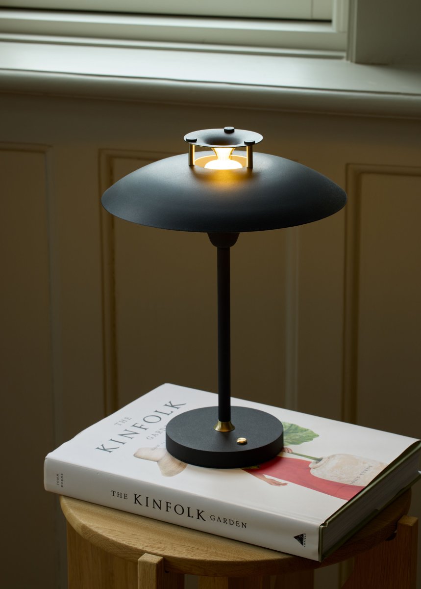 Stepp One-Two -Three 30cm Svart bærbar Fra Halo Design - Denne bærbare bordlampen i svart metall med elegante messingdetaljer kombinerer stil og funksjon.