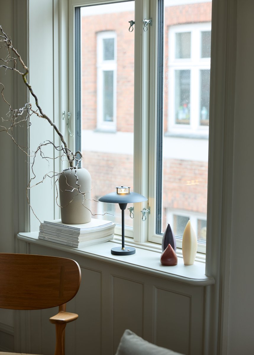 Stepp One-Two -Three 30cm Svart bærbar Fra Halo Design - Denne bærbare bordlampen i svart metall med elegante messingdetaljer kombinerer stil og funksjon.