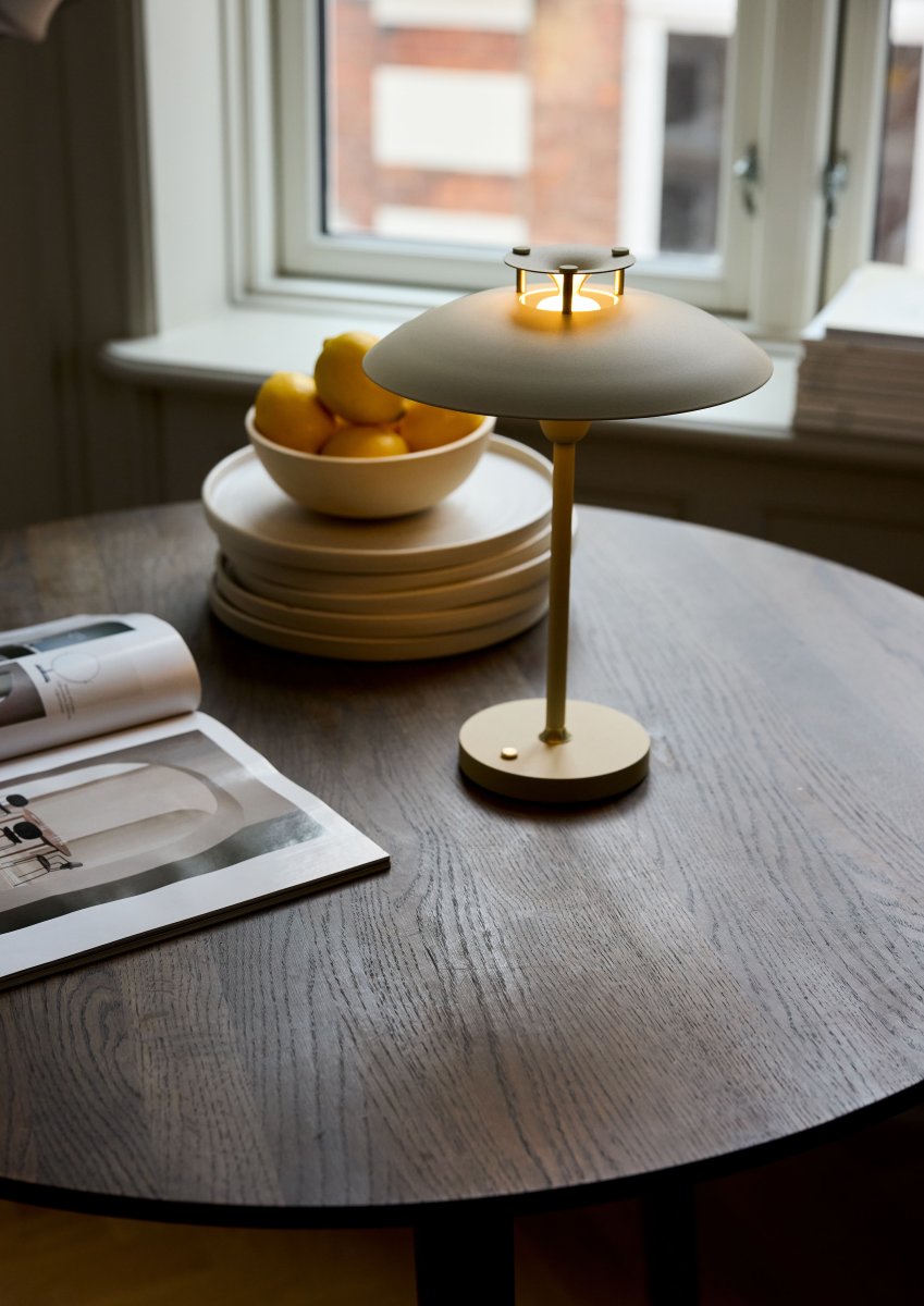 Stepp One-Two -Three 30cm Krem bærbar Fra Halo Design - Denne bærbare og fargerike bordlampen i metall med elegante messingdetaljer kombinerer stil og funksjon.