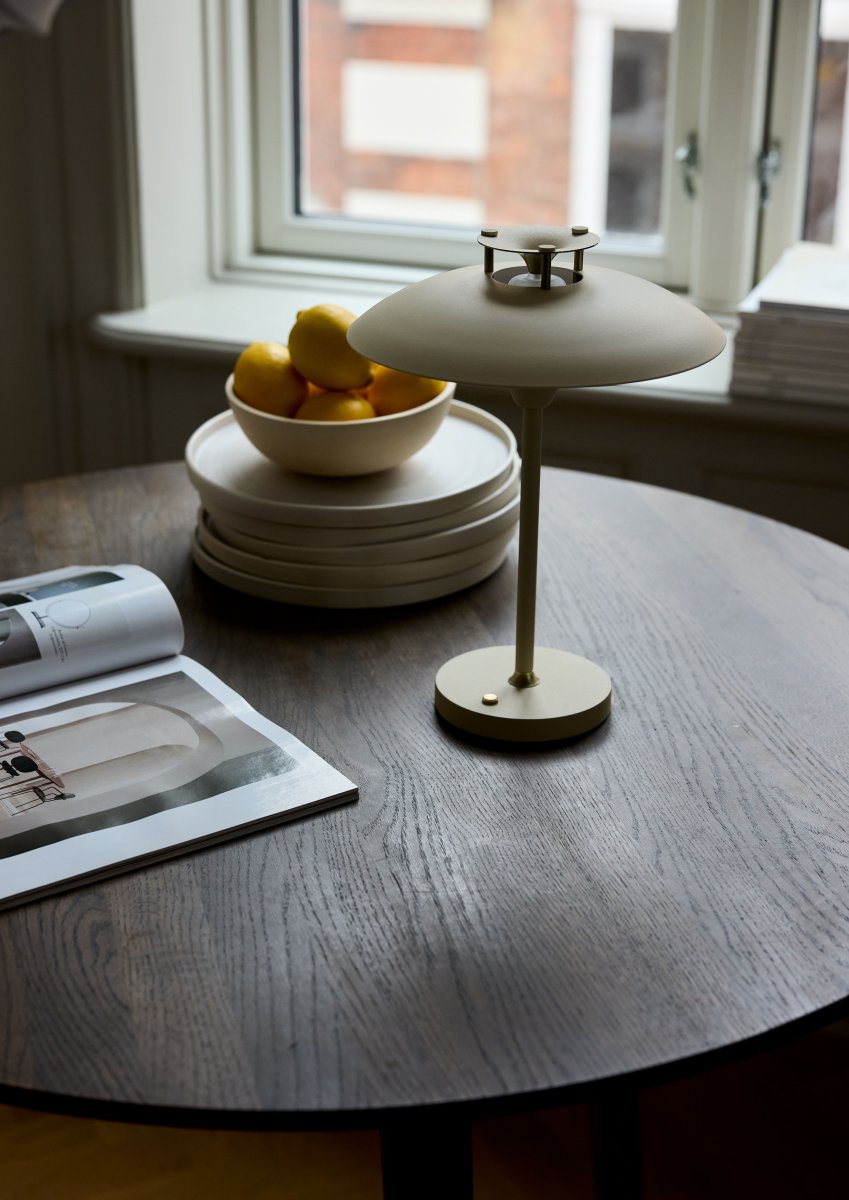 Stepp One-Two -Three 30cm Krem bærbar Fra Halo Design - Denne bærbare og fargerike bordlampen i metall med elegante messingdetaljer kombinerer stil og funksjon.