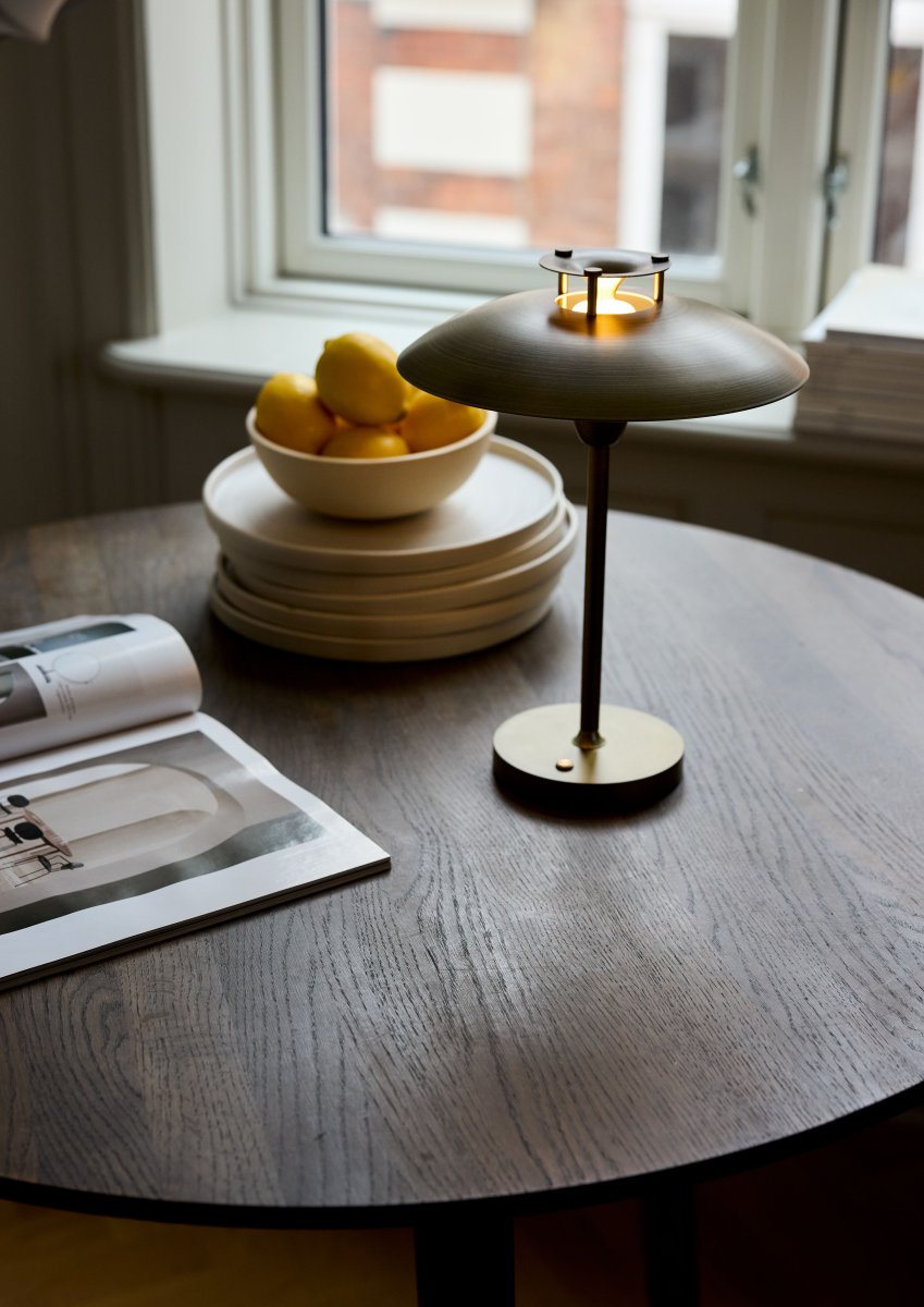 Stepp One-Two -Three 30cm Antikk bærbar Fra Halo Design - Lampen har innebygget 3-trinns dimmer og gir et behagelig varmhvitt lys.