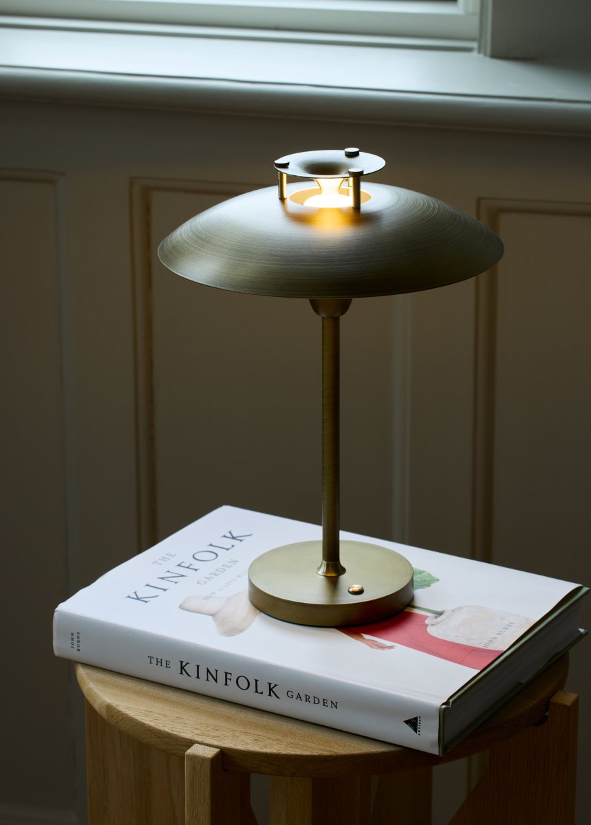 Stepp One-Two -Three 30cm Antikk bærbar Fra Halo Design - Lampen har innebygget 3-trinns dimmer og gir et behagelig varmhvitt lys.
