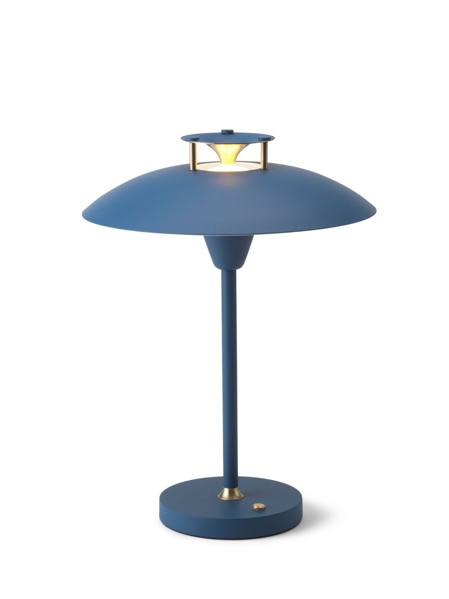Stepp One-Two -Three 30cm Mørk blå bærbar Fra Halo Design - Denne bærbare bordlampen i bl&aring; metall med elegante messingdetaljer kombinerer stil og funksjon.