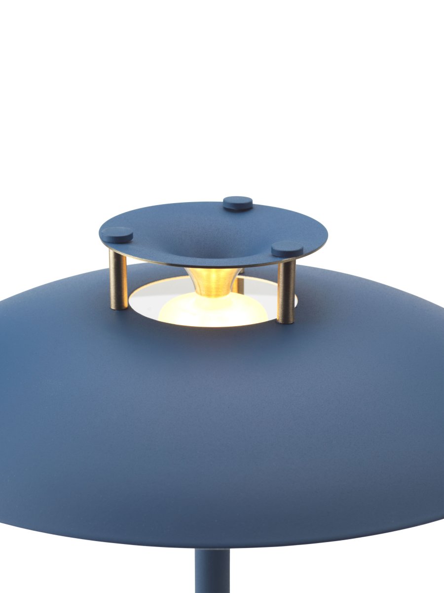 Stepp One-Two -Three 30cm Mørk blå bærbar Fra Halo Design - Denne bærbare bordlampen i bl&aring; metall med elegante messingdetaljer kombinerer stil og funksjon.