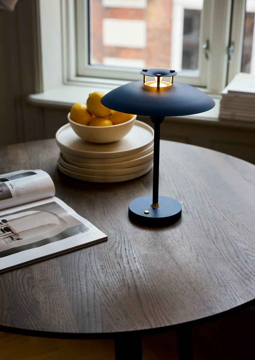 Stepp One-Two -Three 30cm Mørk blå bærbar Fra Halo Design - Denne bærbare bordlampen i bl&aring; metall med elegante messingdetaljer kombinerer stil og funksjon.