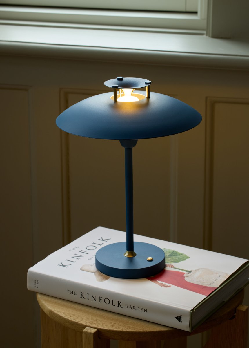 Stepp One-Two -Three 30cm Mørk blå bærbar Fra Halo Design - Denne bærbare bordlampen i bl&aring; metall med elegante messingdetaljer kombinerer stil og funksjon.