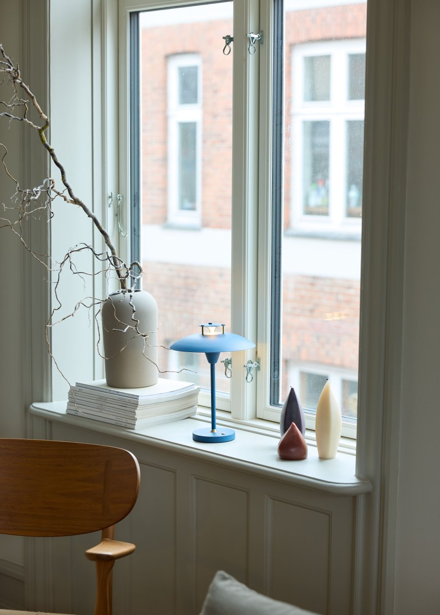 Stepp One-Two -Three 30cm Mørk blå bærbar Fra Halo Design - Denne bærbare bordlampen i bl&aring; metall med elegante messingdetaljer kombinerer stil og funksjon.