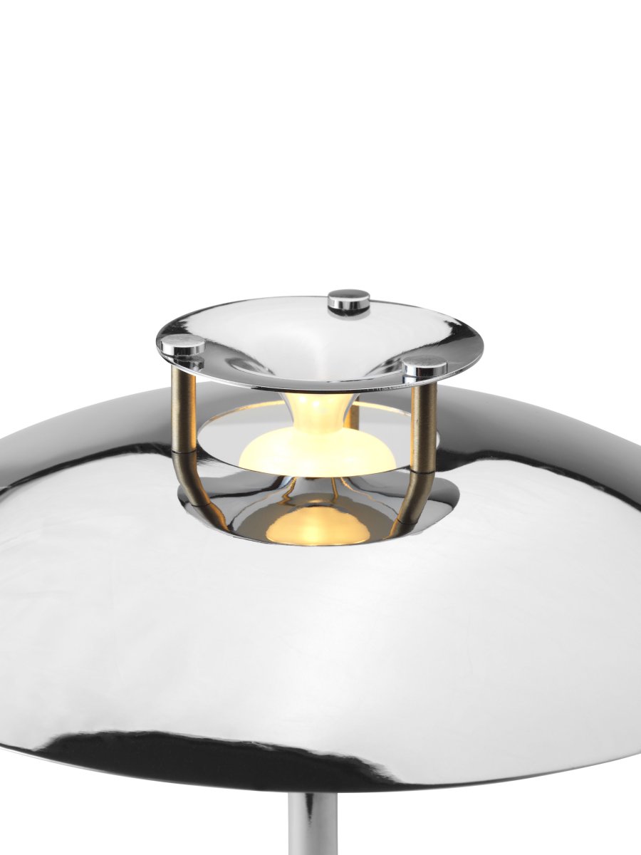 Stepp One-Two -Three 30cm Krom bærbar Fra Halo Design - Denne bærbare bordlampen i krommetall med elegante messingdetaljer kombinerer stil og funksjon.
