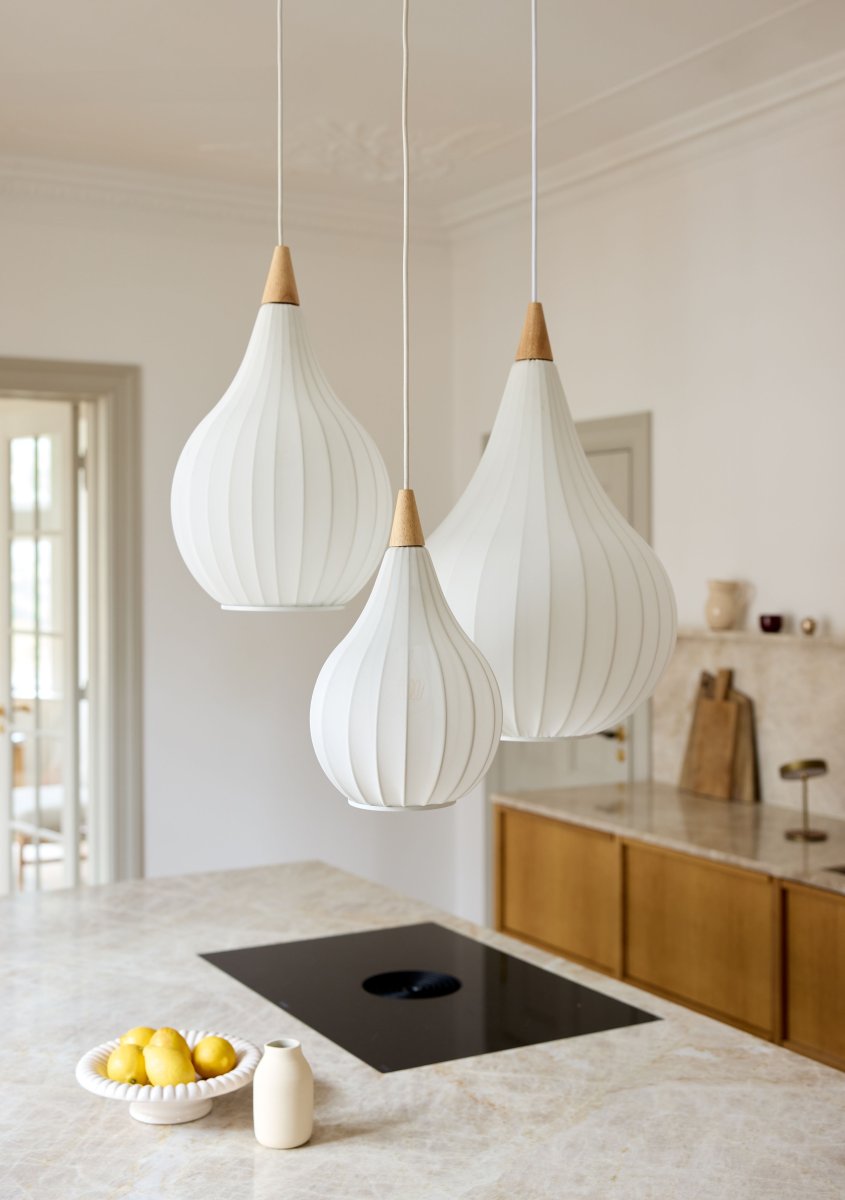 Drops Ø23 Hvit Taklampe Fra Halo Design - Kombinasjonen av tre, tekstil og metall skaper en koselig atmosfære i rommet.