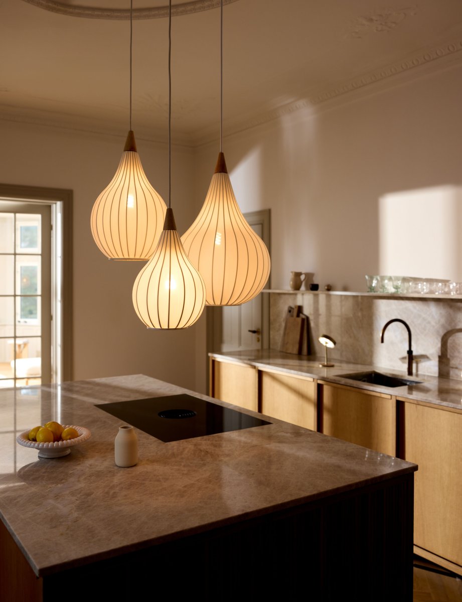 Drops Ø23 Hvit Taklampe Fra Halo Design - Kombinasjonen av tre, tekstil og metall skaper en koselig atmosfære i rommet.