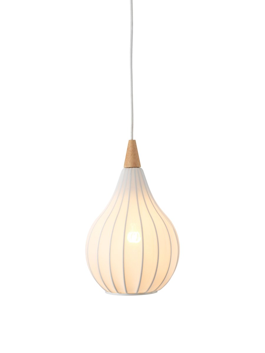 Drops Ø23 Hvit Taklampe Fra Halo Design - Kombinasjonen av tre, tekstil og metall skaper en koselig atmosfære i rommet.