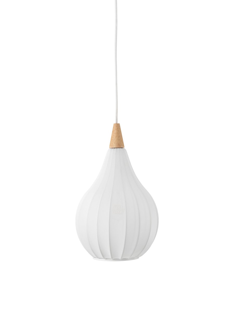 Drops Ø23 Hvit Taklampe Fra Halo Design - Kombinasjonen av tre, tekstil og metall skaper en koselig atmosfære i rommet.
