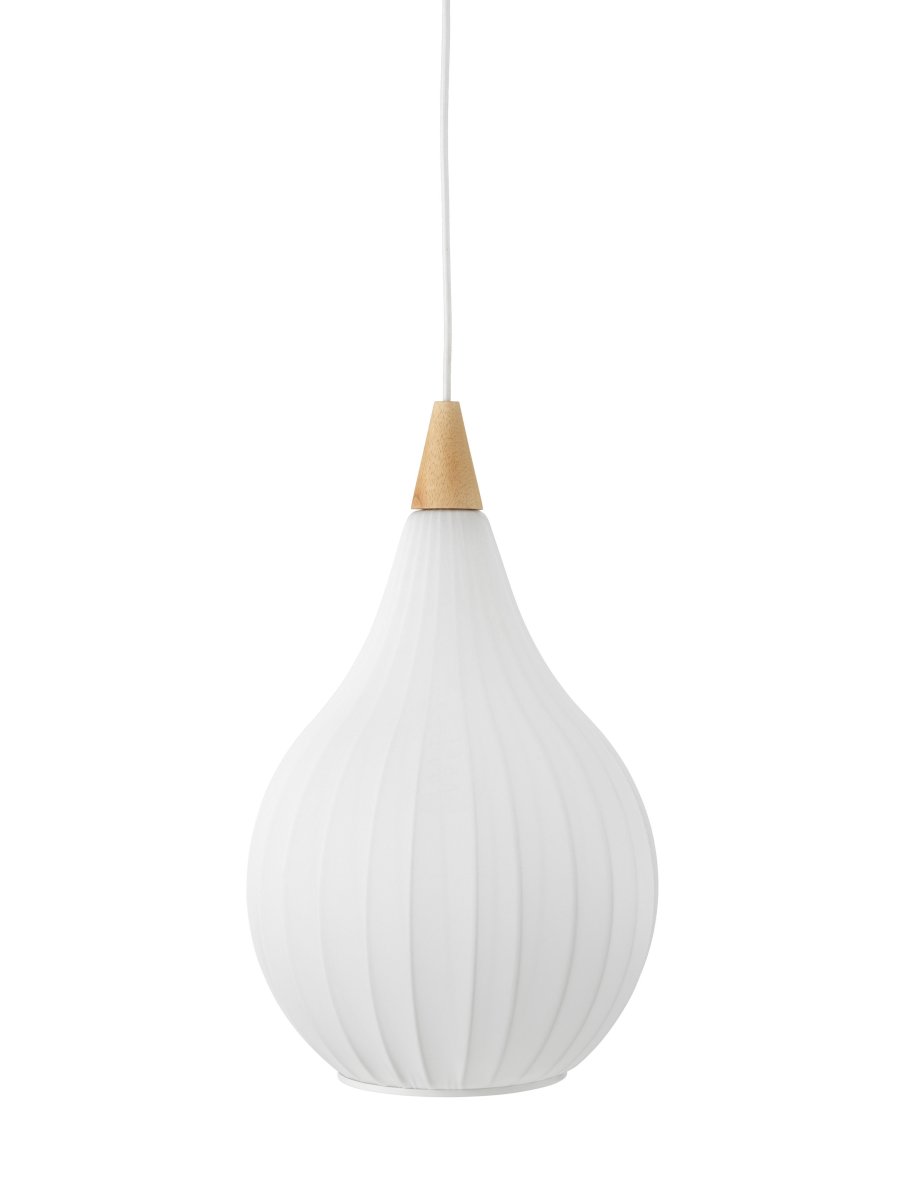 Drops Ø30 Hvit Taklampe Fra Halo Design - Kombinasjonen av tre, tekstil og metall skaper en koselig atmosfære i rommet.