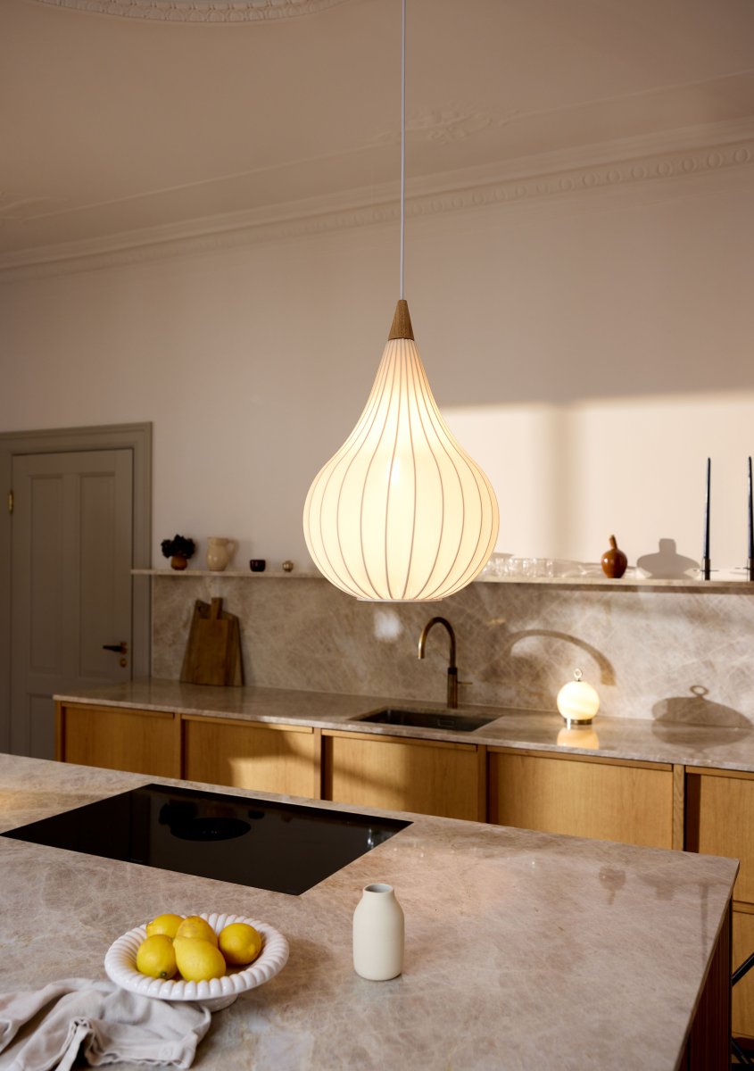 Drops Ø38 Hvit Taklampe Fra Halo Design - Kombinasjonen av tre, tekstil og metall skaper en koselig atmosfære i rommet.