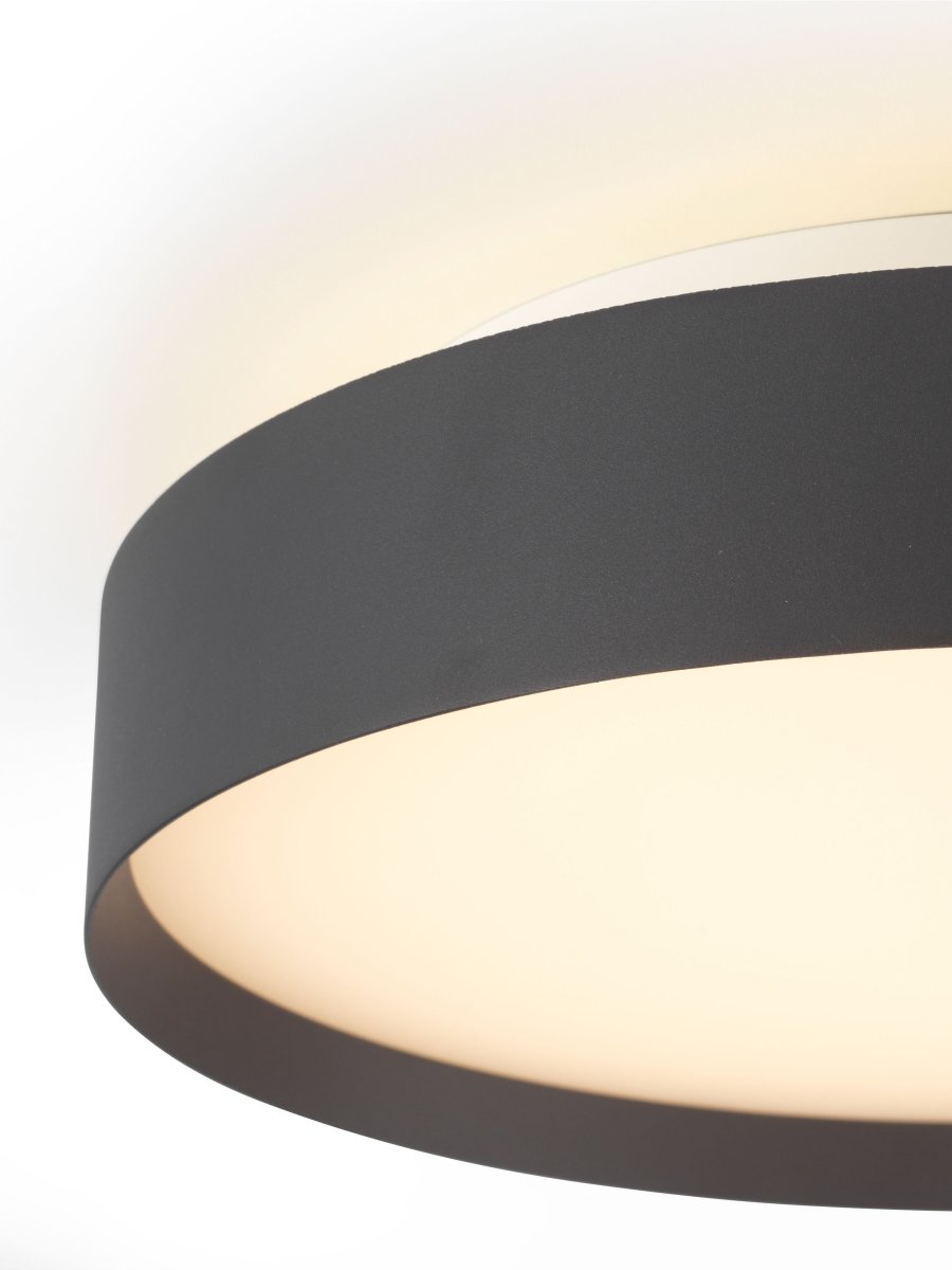 Backlight Full Ø30 Svart plafond Fra Halo Design - Den har også en innebygd minnefunksjon slik at den vil huske den siste innstillingen når den slås på igjen.