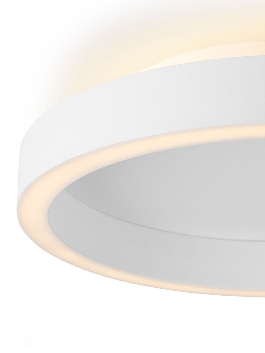 Backlight String Ø30 Hvit plafond Fra Halo Design - Den integrerte belysningen har form av en LED-stripe som sitter nederst p&aring; rammen og p&aring; oversiden, som gir et fint lys opp i taket.